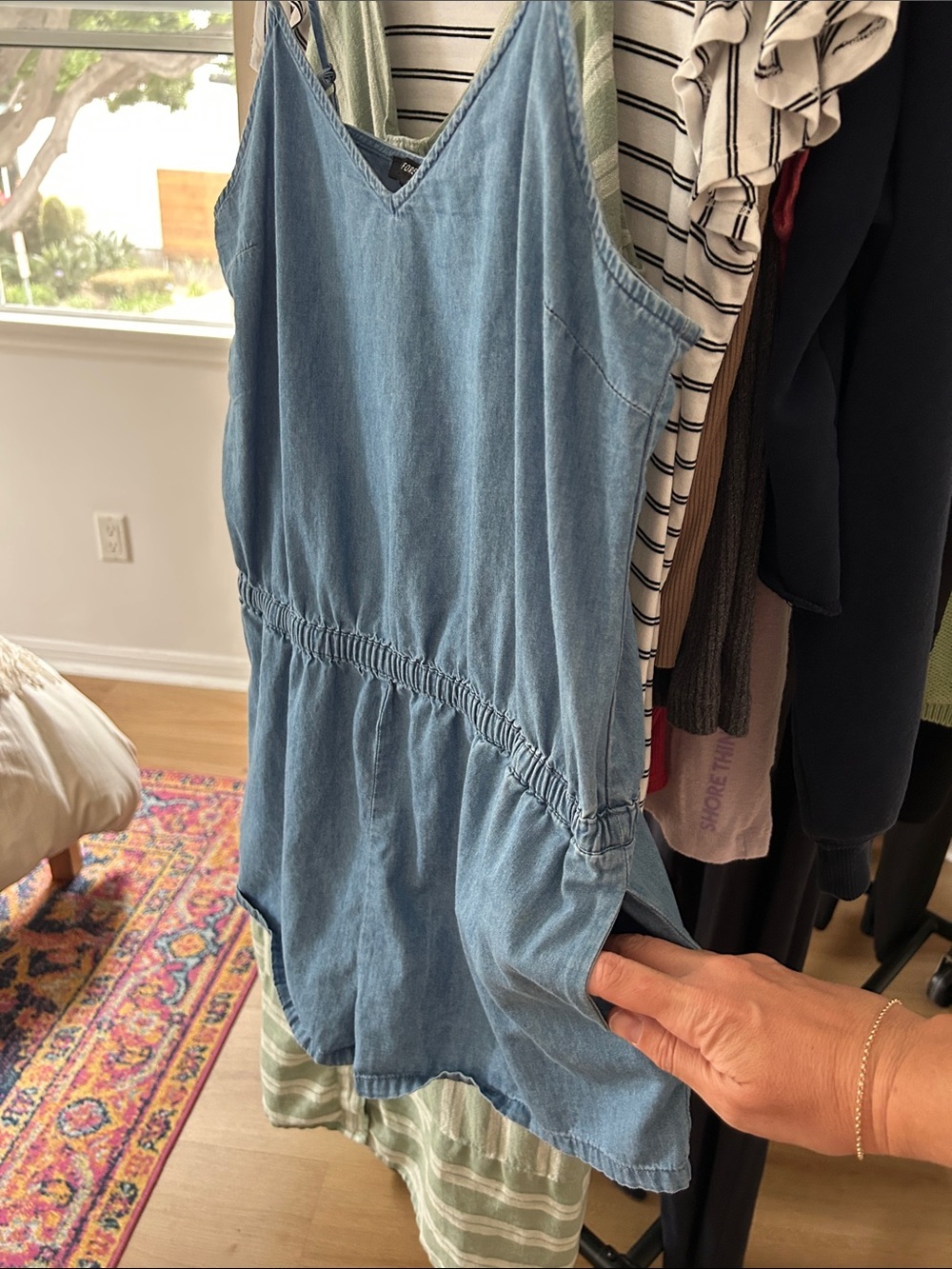 Forever 21 Romper. Size medium. PTP 16.5”. 1.5” inseam. Pockets. Elastic waist. - Picture 5 of 6